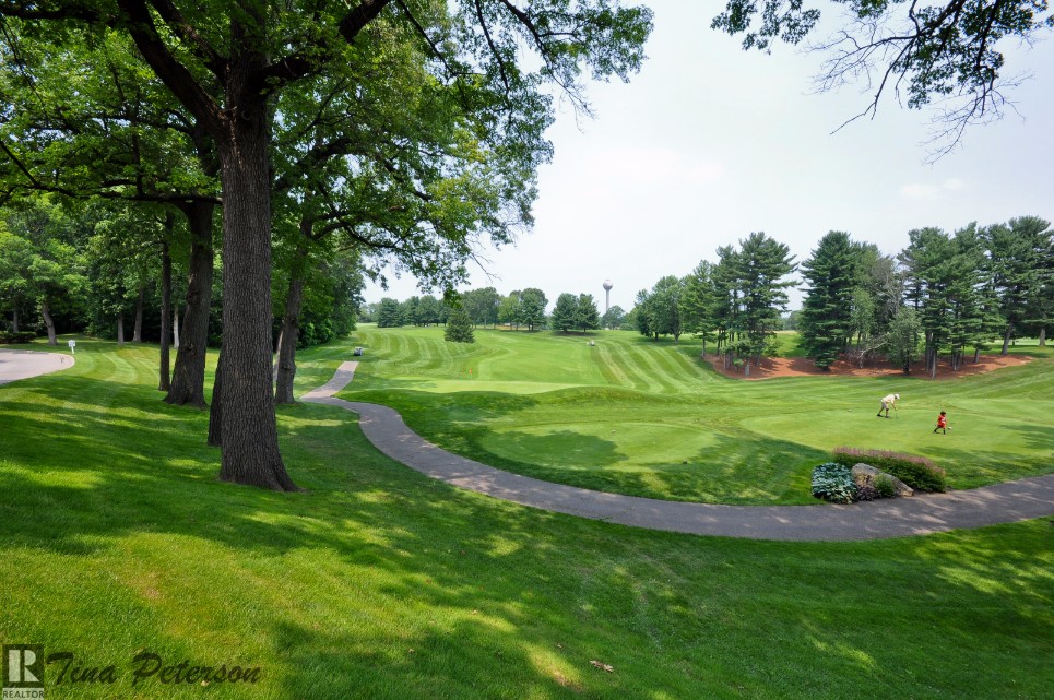 18 Hole Golf Course at Oak Pointe