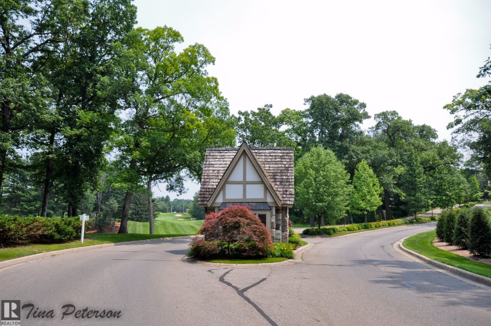 Entrance to Oak Pointe 